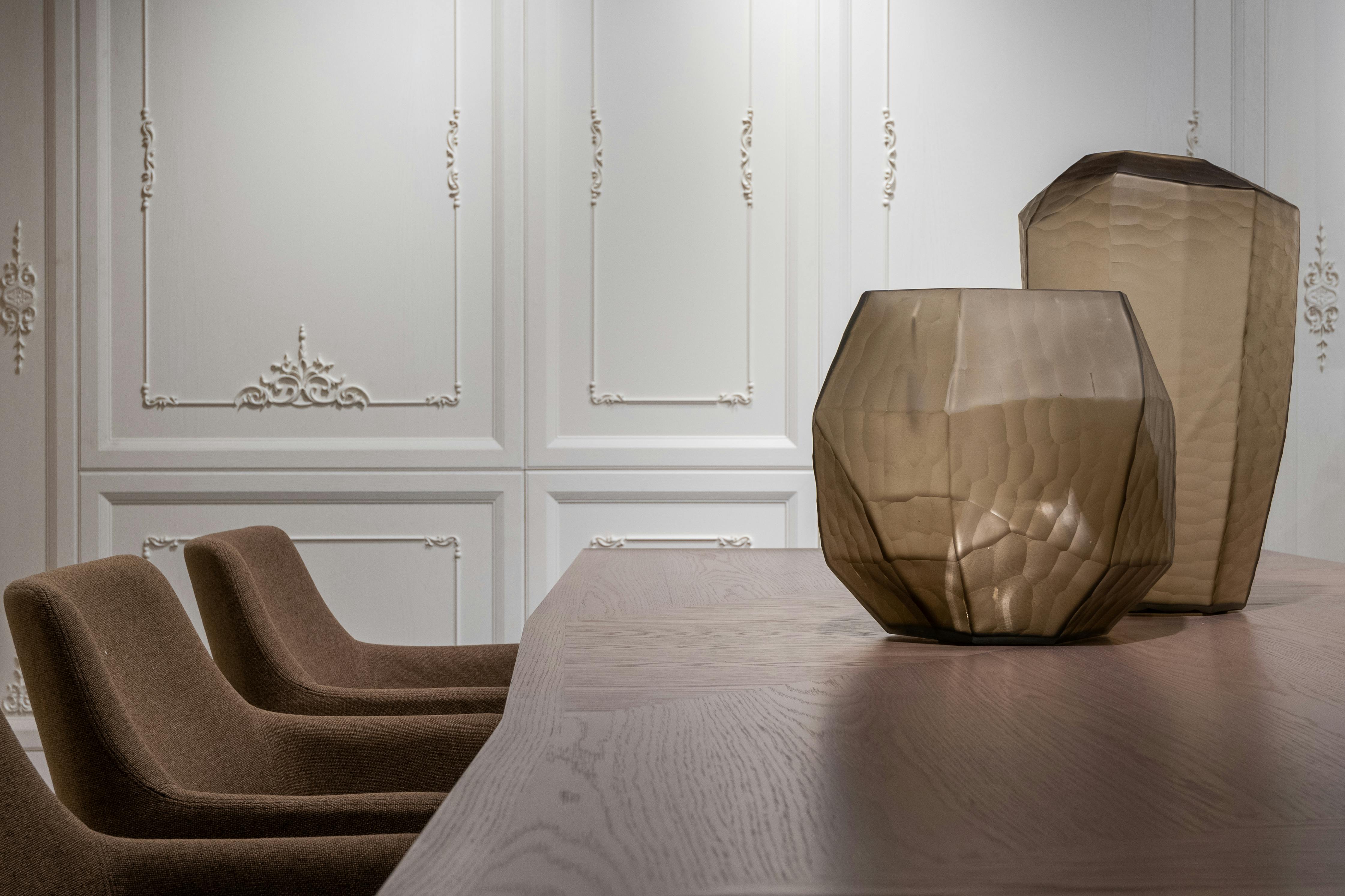 Interior sofisticado com luz suave e materiais nobres