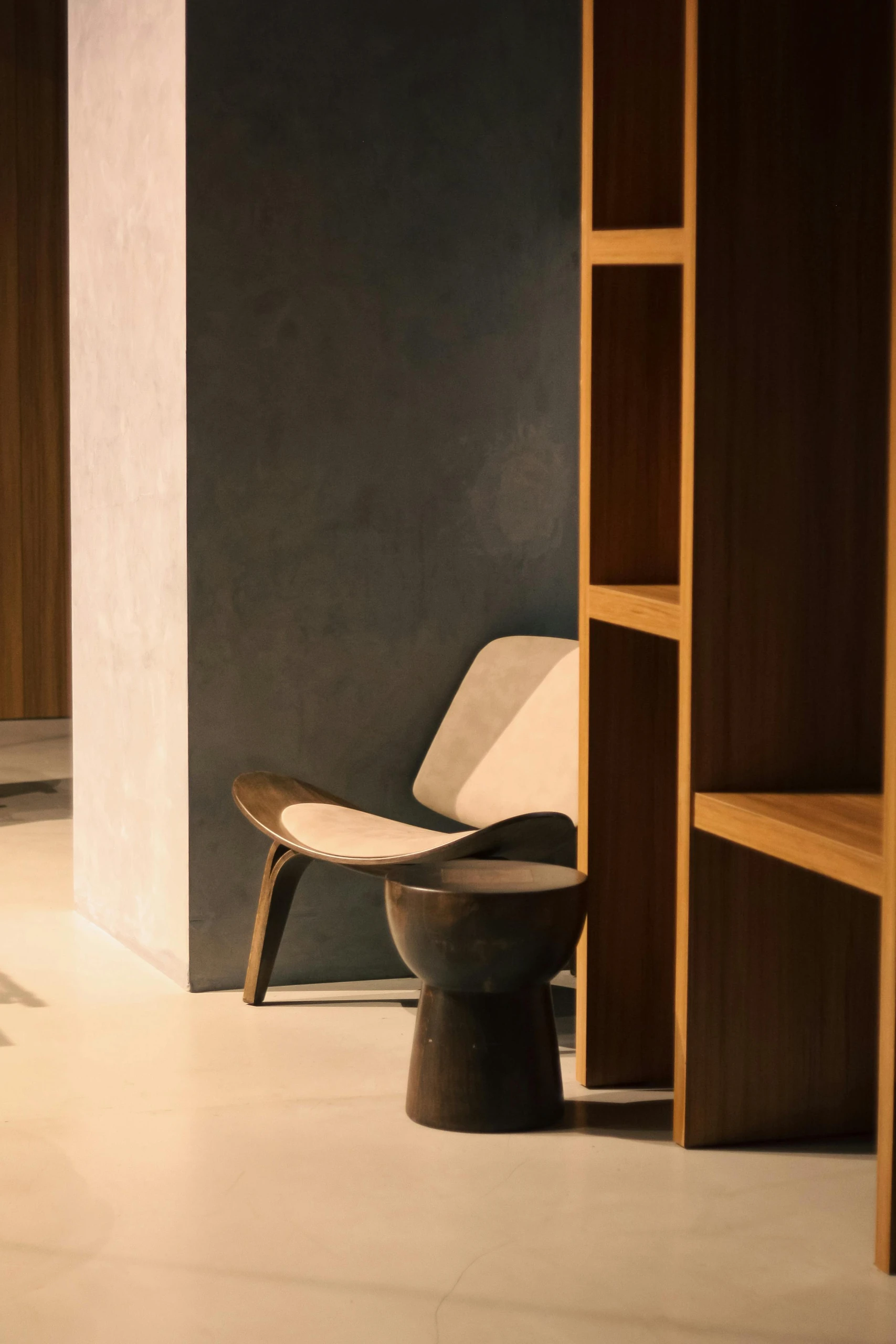 Interior minimalista com cadeira de design e tons quentes